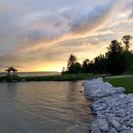 Waterview On The Bay Hotel Wiarton Exterior photo