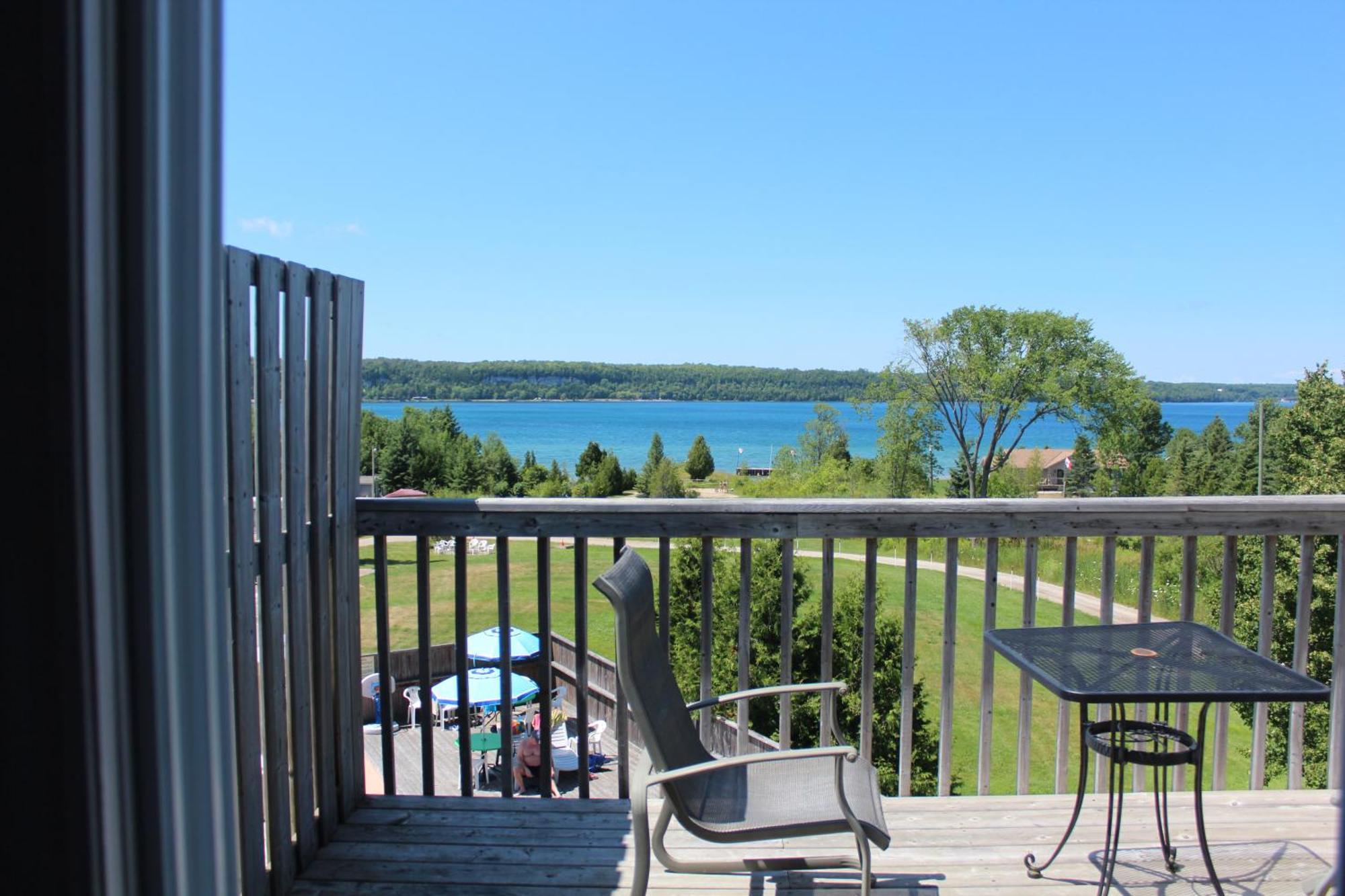 Waterview On The Bay Hotel Wiarton Room photo
