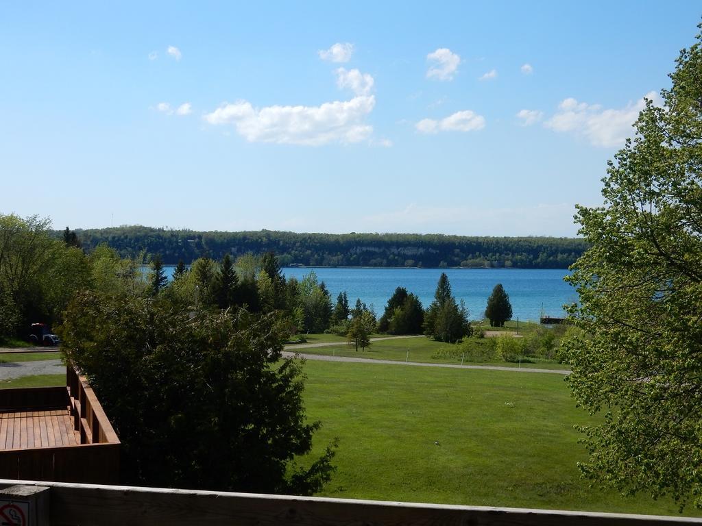 Waterview On The Bay Hotel Wiarton Exterior photo